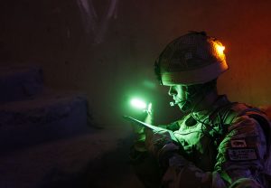 Identifikation des Militärs mit Mini-Cyalume Leuchtstäbe am Soldatenhelm