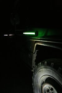 Kennzeichnung von Fahrzeugen mit grünem Leuchtstab mit Magnetfuß