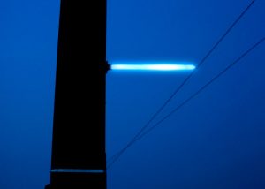 Kennzeichnung des Oberleitungsmastes mit 40 cm Cyalume Leuchtstab in Blau