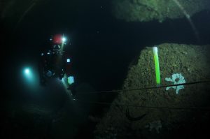 Markierung des Haupteingangs von Höhlen beim Tauchen