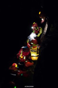 Kennzeichnung von Rettungskräften bei nächtlichen Unterwasserrettungseinsätzen