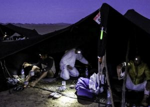 Kennzeichnung von Zelten auf Campingplätzen beim "Marathon des Sables"