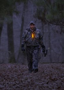 Leuchtmarkierung von Jägern mit orangem Cyalume Leuchtstab