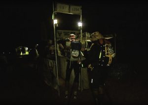 Kennzeichnung der Läufer bei der Nachtetappe des "Marathon des Sables"