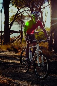 Leuchtpatch an der Schulter des Radfahrers