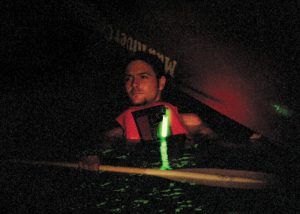 Leuchtsignal an Schwimmweste zu befestigen