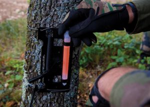 Lichtdetektor-Drahtfalle Soldat mit orangen Leuchtstab