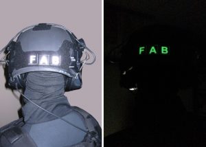 Identifizierung Tag und Nacht Dunkelheit Buchstaben hinter dem Helm