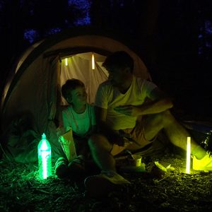 Licht beim Campen mit einem Cyalume Leuchtstab